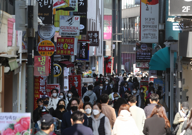 25일 오후 서울 명동 거리에서 점심식사를 하려는 시민들로 붐비고 있다. 연합뉴스