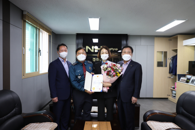 이정열(왼쪽 두 번째) 경북 의성경찰서장이 전화금융사기 업무 협약 체결 이후 보이스 피싱 범죄를 예방한 의성농협(오른쪽 두 번째) 직원에게 감사장을 전달고 있다. 의성경찰서 제공