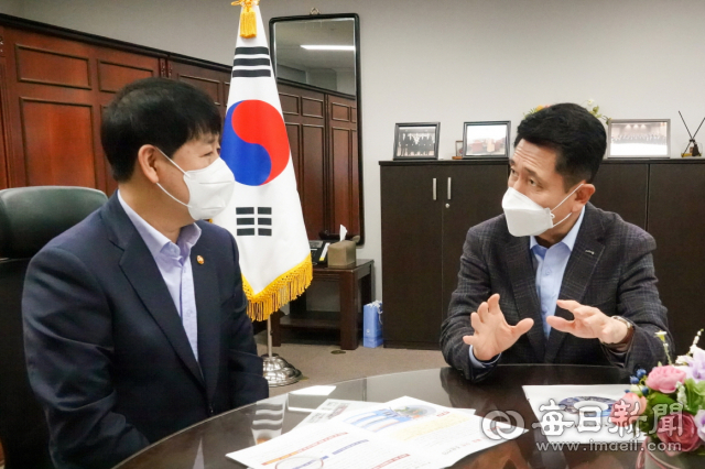 이강덕 포항시장(오른쪽)이 25일 구윤철 국무조정실장을 만나 포항 수성사격장 갈등으로 인한 주민들의 피해를 설명하고 적극적인 해결방안 마련을 부탁하고 있다. 포항시 제공