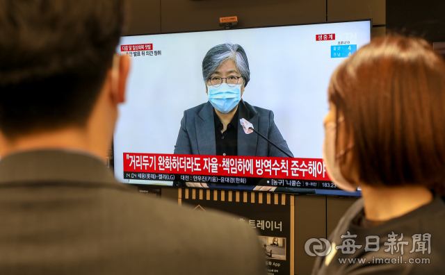 내달 1일부터 식당과 카페의 영업제한 시간이 전면 해제되고 사적 모임 인원도 10명까지 확대된다. 25일 오후 대구 중구 대구백화점 프라자점 삼성전자 프리미엄 스토어에서 시민들이 