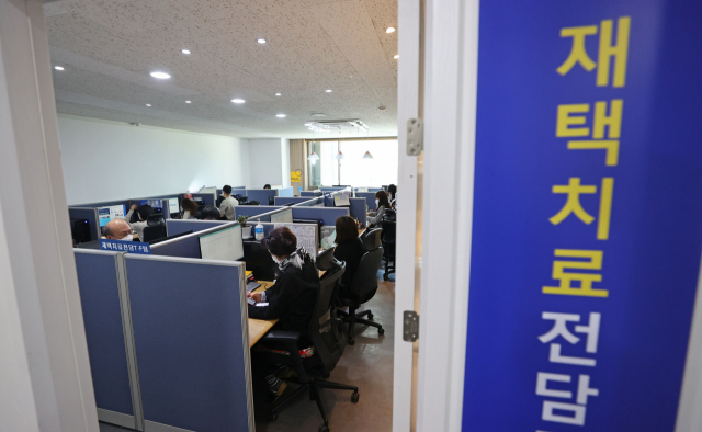 내달 1일부터 위드코로나(단계적 일상회복) 방역체계 전환이 본격화되는 가운데 25일 강남구보건소 재택치료전담팀에서 직원들이 업무를 보고 있다. 연합뉴스