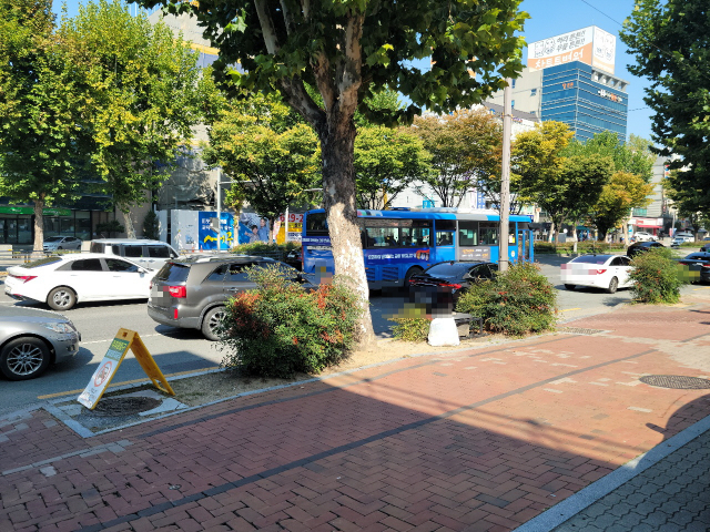 25일 오후 대구 북구의 한 드라이브스루 매장 앞 도로로, 매장을 드나드는 차량이 일대 통행 흐름을 방해하는 모습을 보였다. 최혁규 기자