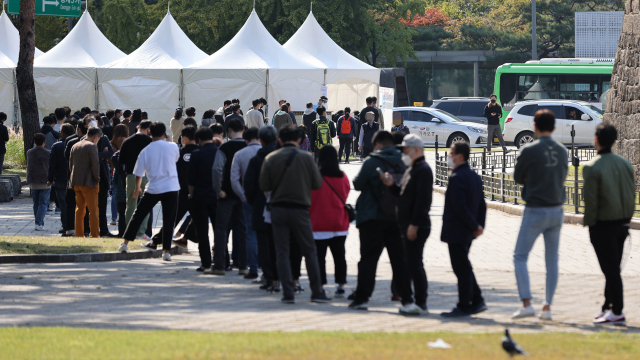 22일 오후 서울 종로구 흥인지문 앞에 설치된 찾아가는 임시선별진료소에서 인근 시장 상인과 시민 등이 코로나19 선별검사를 받기 위해 순서를 기다리고 있다. 연합뉴스