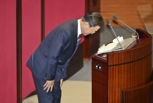 문재인 대통령이 25일 서울 여의도 국회 본회의장에서 2022년도 예산안 시정연설에 앞서 의원들에게 인사하고 있다. 연합뉴스