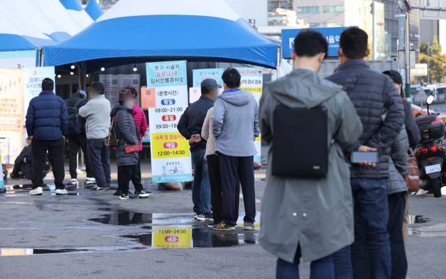 25일 서울역 광장에 마련된 신종 코로나바이러스 감염증(코로나19) 임시 선별검사소에서 시민들이 검사를 위해 대기하고 있다. 연합뉴스