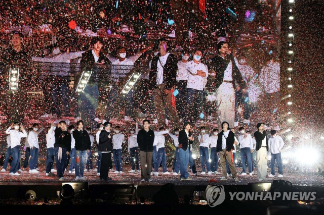 그룹 방탄소년단(BTS)이 지난 24일 열린 온라인 콘서트 'BTS 퍼미션 투 댄스 온 스테이지'에서 공연을 펼치고 있다. 2021.10.25 [빅히트뮤직 제공]