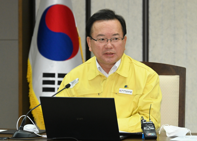 김부겸 국무총리가 26일 오전 세종시 정부세종청사에서 열린 신종 코로나바이러스 감염증(코로나19) 대응 중앙재난안전대책본부(중대본) 회의를 주재하며 발언하고 있다. 연합뉴스