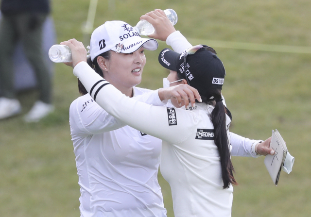 24일 부산 기장군 LPGA 인터내셔널 부산에서 열린 미국 여자프로골프(LPGA) 투어 BMW 레이디스 챔피언십에서 우승한 고진영이 축하 물세례를 받고 있다. 연합뉴스