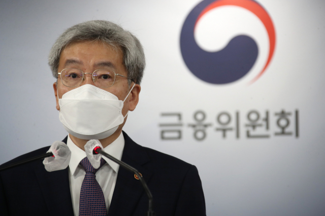 고승범 금융위원장이 26일 정부서울청사 브리핑실에서 가계부채 보완대책 등에 대한 발표를 하고 있다. 연합뉴스