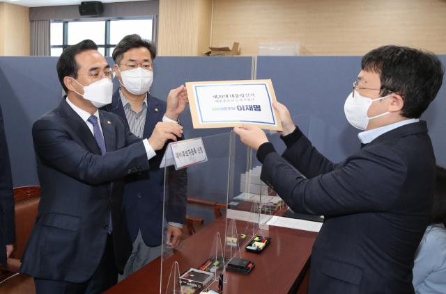더불어민주당 이재명 대선후보 박홍근 비서실장과 박찬대 수석대변인이 26일 오전 경기도 과천 중앙선거관리위원회에 대선 예비후보를 등록하고 있다. 연합뉴스