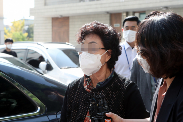 국민의힘 윤석열 대선 경선 예비후보의 장모 최모 씨가 30일 경기도 의정부시 가능동 의정부지방법원에서 법정으로 향하고 있다. 최씨는 2013년 경기도 성남시 도촌동 땅을 매입하는 과정에서 통장 잔고 증명서를 위조한 혐의를 받고 있다. 연합뉴스
