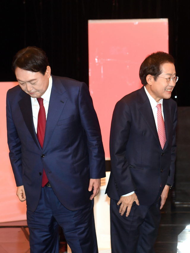 국민의힘 대선 경선 후보인 윤석열 전 검찰총장과 홍준표 의원이 25일 오후 대전시 서구 만년동 KBS대전방송총국에서 열린 국민의힘 대전·세종·충남·충북지역 대선 경선 후보 합동토론회에 참석하고 있다. 연합뉴스