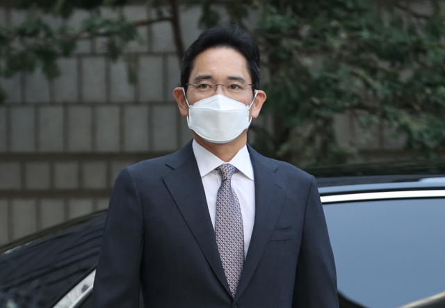 향정신성 의약품인 프로포폴을 불법 투약한 혐의로 기소된 이재용 삼성전자 부회장이 26일 오전 서울 서초구 서울중앙지법에서 열린 1심 선고공판에 출석하기 위해 법정으로 향하고 있다. 연합뉴스