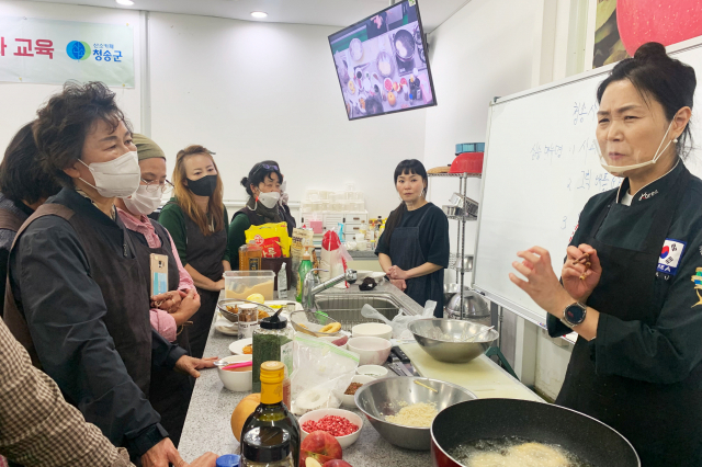 경북 청송군이 이달 19~26일까지 총 3회 사과요리교육을 실시했다. 청송군 제공