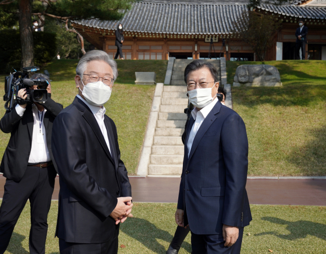 문재인 대통령이 26일 더불어민주당 이재명 대선후보와 차담을 위해 청와대 상춘재로 들어서고 있다. 연합뉴스