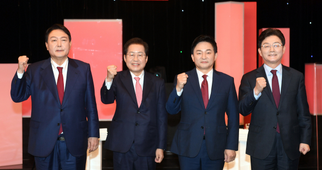 국민의힘 대선 경선 후보들이 25일 오후 대전시 서구 만년동 KBS대전방송총국에서 열린 국민의힘 대전·세종·충남·충북지역 대선 경선 후보 합동토론회 시작 전 기념사진을 찍고 있다. 왼쪽부터 윤석열, 홍준표, 원희룡, 유승민 후보. 연합뉴스