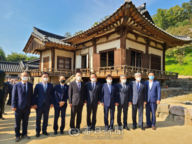 26일 경북 안동시에 있는 석주 이상룡 선생의 생가 임청각을 찾은 김부겸 국무총리가 군자정 앞에서 이창수 종손 등 관계자들과 기념촬영을 하고 있다. 김영진 기자