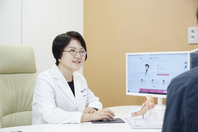 궁미경 대구차병원 난임센터 병원장이 진료를 보고 있는 모습. 차병원 제공