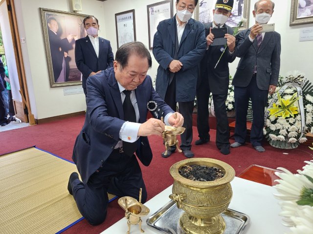이건개 법무법인 주원(주) 대표 변호사가 26일 경북 구미 상모동 박정희 대통령 생가를 찾아 영정 앞에 술 잔을 올리고 있다. 전병용 기자