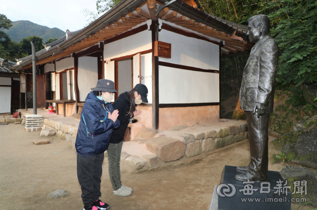 노태우 전 대통령이 서거한 26일 대구 동구 신용동 노태우 대통령 생가를 찾은 시민들이 노 전 대통령 동상에 기도하고 있다. 성일권 기자 sungig@imaeil.com