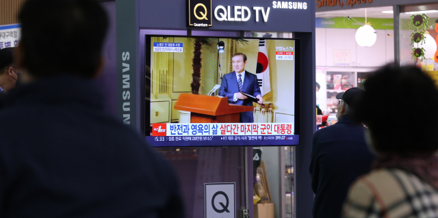 노태우 전 대통령이 별세한 26일 오후 동대구역 대합실에서 시민들이 TV로 노 전 대통령의 별세 소식을 지켜보고 있다. 안성완 기자 asw0727@imaeil.com