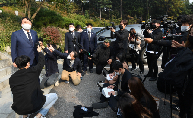국민의힘 윤석열 대선 경선 후보가 26일 오후 서울 동작구 국립서울현충원 내 고(故) 김영삼 대통령 묘역을 참배한 뒤 기자들의 질문에 답하고 있다. 연합뉴스