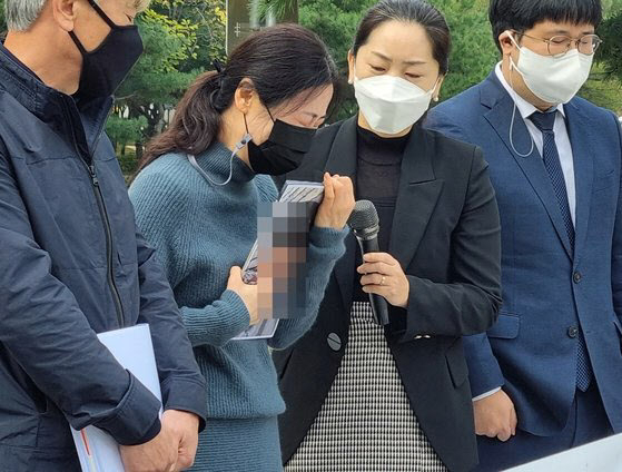 극단적 선택을 한 대전시 새내기공무원 유가족이 26일 대전시청에서 기자회견을 열고 있다. 연합뉴스