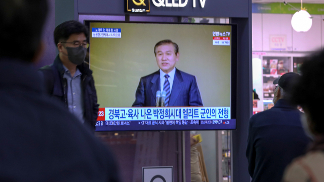 노태우 전 대통령이 별세한 26일 오후 동대구역 대합실에서 시민들이 TV로 노 전 대통령의 별세 소식을 지켜보고 있다. 안성완 기자 asw0727@imaeil.com
