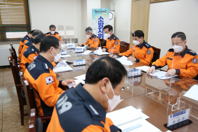 대구소방안전본부는 26일 소방지휘관 회의를 열고 겨울철 화재예방 분위기 조성과 시민안전 대책 마련을 위해 의견을 모았다. 대구소방안전본부 제공