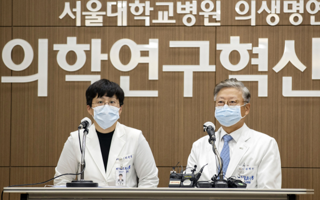 노태우 전 대통령이 사망한 26일 오후 서울 종로구 서울대학교병원 의학연구혁신센터에서 김연수 병원장이 고인의 사인 등 관련 내용에 대해 설명하고 있다. 왼쪽은 최근까지 노 전 대통령을 진료한 이선영 공공진료센터 교수. 연합뉴스