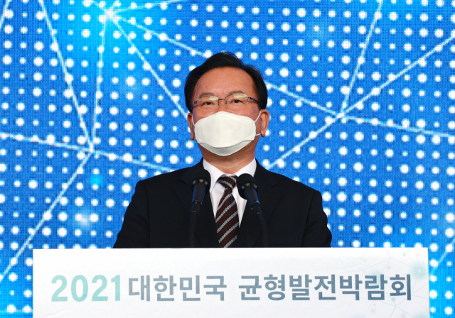 김부겸 국무총리가 26일 오후 경북 안동시 안동탈춤공연장에서 열린 2021 대한민국 균형발전 박람회 개막식에 참석해 축사하고 있다. 연합뉴스