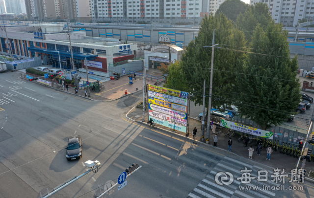 대구선 복선전철 하양역이 신축역사로 이전한 27일 승객들이 새 역사를 빠져나오고 있다. 옛 역사(오른쪽) 자리에는 대구도시철도 1호선 하양역이 들어설 예정이다. 안성완 기자 asw0727@imaeil.com