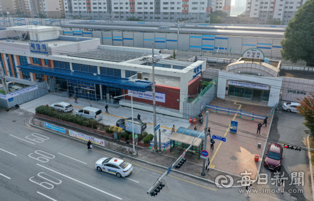 대구선 복선전철 하양역이 신축역사로 이전한 27일 승객들이 새 역사를 빠져나오고 있다. 옛 역사(오른쪽) 자리에는 대구도시철도 1호선 하양역이 들어설 예정이다. 안성완 기자 asw0727@imaeil.com