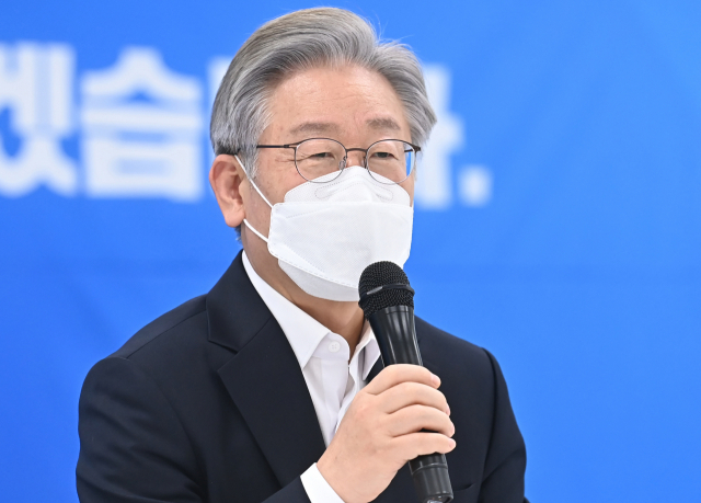 더불어민주당 이재명 대선 후보가 26일 오후 경기도 성남시의료원을 방문해 관계자들과 간담회를 하고 있다. 연합뉴스