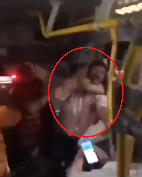 지난 20일(현지시각) 브라질에서 한 여성이 자신을 성추행한 남성에게 초크를 걸어 제압했다. 사진 AtivistaDiMorro 트위터 캡처