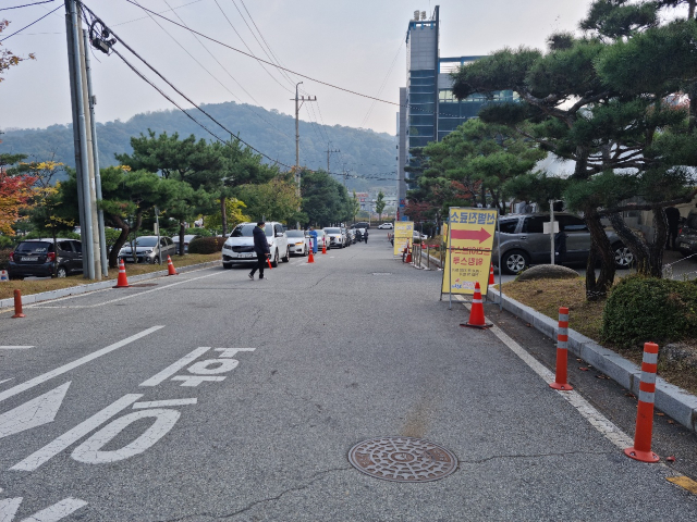 27일 김천혁신도시 내 A 초등학교 학생 21명이 코로나19 무더기 확진판정을 받은 후 학부모 등 가족들이 김천보건소 선별겸사소에 검체검사를 받고자 몰려 차량이 장사진을 이뤘다. 매일신문 DB