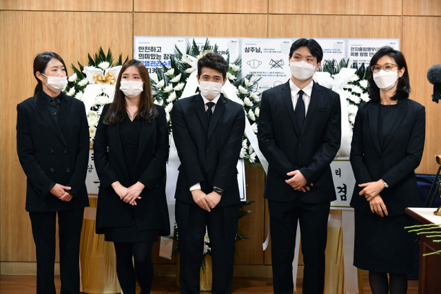 노태우 전 대통령의 장녀 노소영 아트센터 나비 관장(오른쪽)이 27일 노 전 대통령의 빈소가 마련된 서울대병원 장례식장에서 조문객을 맞이하고 있다. 연합뉴스