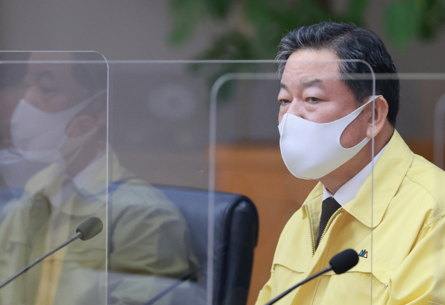 황기철 국가보훈처장이 27일 오전 정부세종청사에서 열린 정부서울청사-세종청사 간 영상 국무회의에 참석해 회의 시작을 기다리고 있다. 이날 국무회의에서 정부는 노태우 전 대통령의 장례를 국가장으로 치르기로 결정했다. 연합뉴스