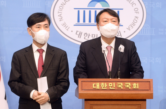 국민의힘 윤석열 대선 경선 후보(오른쪽)가 27일 오전 서울 여의도 국회 소통관에서 국민의힘 하태경 의원을 공동선대위원장으로 영입하는 기자회견을 하고 있다. 연합뉴스