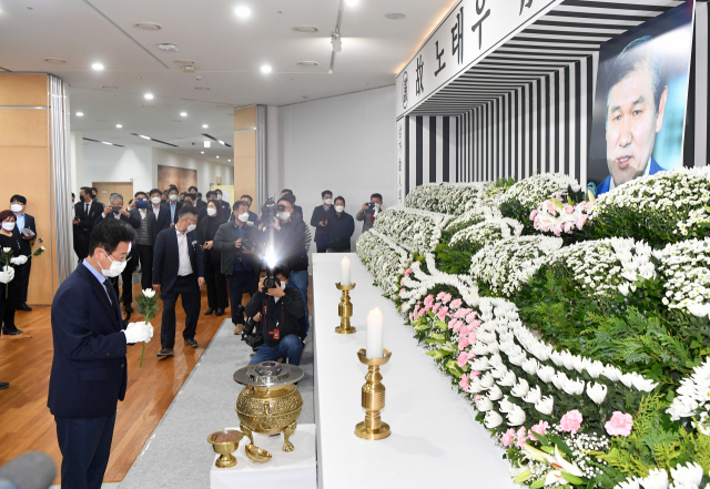 이철우 경북도지사가 27일 도청 동락관 1층 로비에 설치된 고 노태우 전 대통령 도민분향소에서 헌화하고 있다. 경북도 제공
