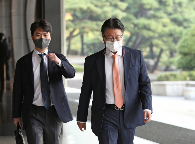 대장동 개발 로비·특혜 의혹 사건의 핵심 인물인 유동규 전 성남도시개발공사 기획본부장의 변호를 맡은 김국일 변호사(오른쪽)가 21일 서울 서초구 서울중앙지검으로 들어서고 있다. 연합뉴스