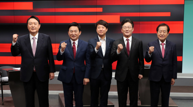 27일 오후 이준석 국민의힘 대표(가운데)가 강원 춘천시 동면 G1 강원민방에서 열린 국민의힘 대선 경선 후보 강원지역 합동토론회에 참석해 후보들과 파이팅을 외치고 있다. 왼쪽부터 윤석열 후보, 원희룡 후보, 이준석 대표, 유승민 후보, 홍준표 후보. 연합뉴스