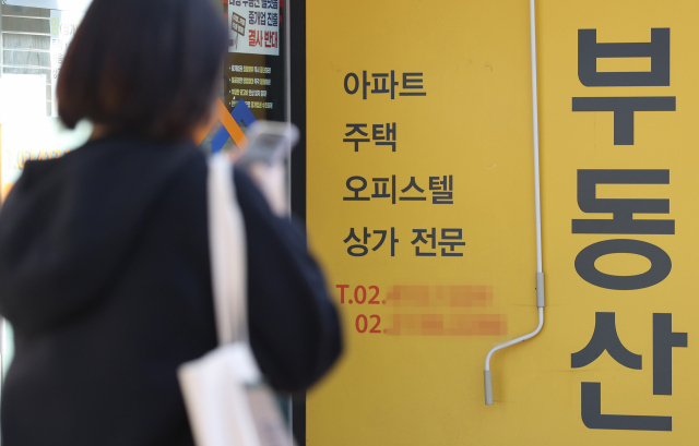 아파트 규제로 주거용 오피스텔에 청약 쏠림 현상이 심화하고 있다. 아파트 청약 미달 사례가 속출하는 반면 주거용 오피스텔 청약경쟁률은 수백대 1까지 치솟았다. 한 공인중개사무소 간판. 연합뉴스