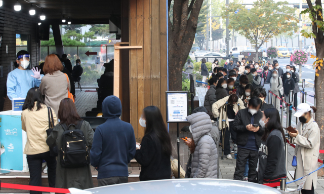 국내 신종 코로나바이러스 감염증(코로나19) 신규 확진자 수가 어제보다 686명 급증한 1천952명을 기록한 27일 오전 서울 송파구보건소 선별진료소가 이른 시간임에도 검사를 받으려는 시민들로 붐비고 있다. 연합뉴스
