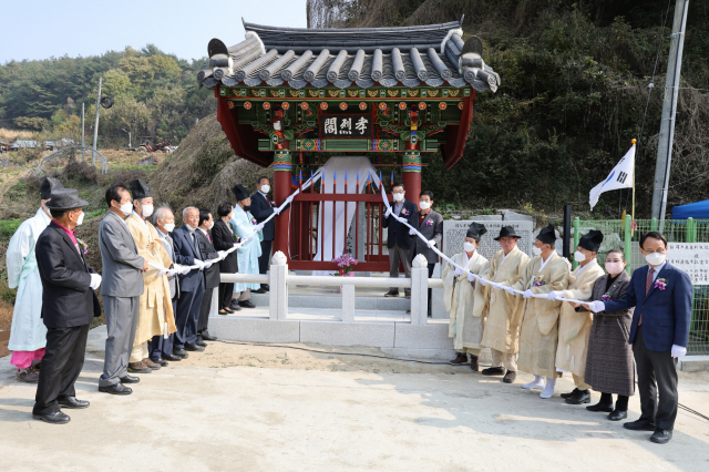 평해 황 씨 효열각 봉안행사에 참석한 기관단체장들과 유림들이 비석 제막식을 하고 있다. 마경대 기자