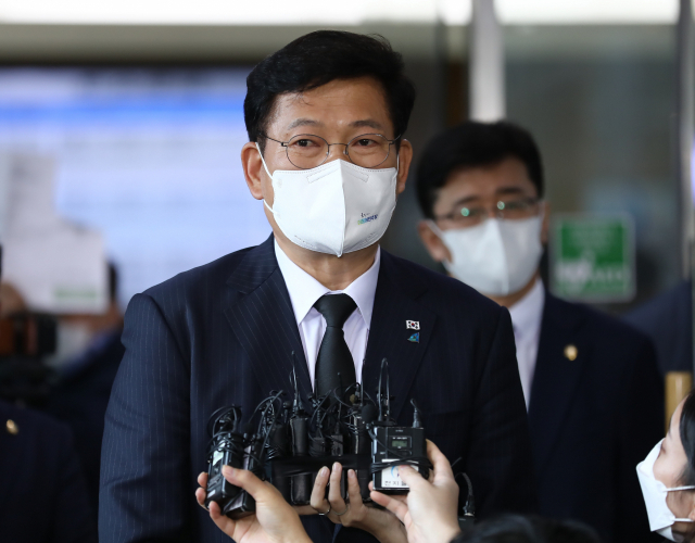 더불어민주당 송영길 대표가 27일 오후 서울 종로구 서울대병원 장례식장에 마련된 고(故) 노태우 전 대통령 빈소에서 조문을 마친 뒤 취재진의 질문에 답변하고 있다. 연합뉴스
