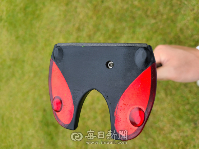 블러드라인 베일 퍼터의 바닥(솔) 부분의 모습. 폴리머 소재를 사용해 기존의 퍼터와는 다른 독특한 디자인을 선보이고 있다. 김영진 기자
