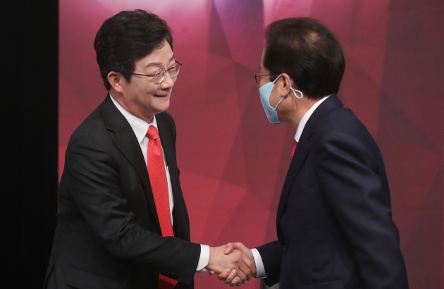 국민의힘 유승민(왼쪽), 홍준표 대선 경선 후보가 18일 오후 부산MBC에서 제4차 TV 토론회를 하기 앞서 인사하고 있다. 자료사진. 연합뉴스