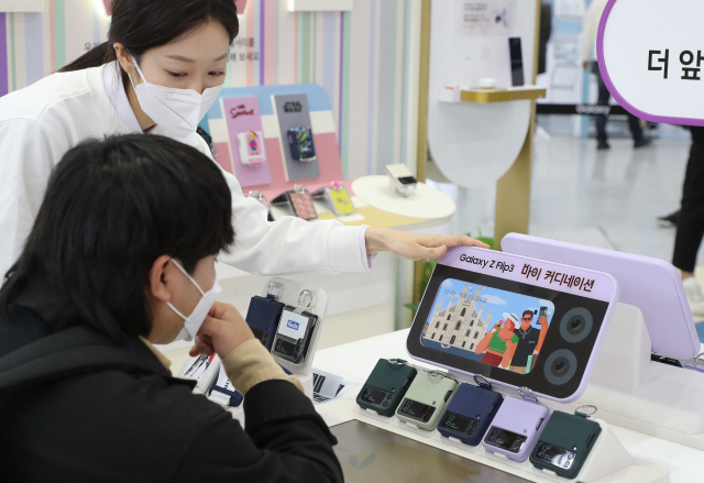 26일 서울 강남구 삼성동 코엑스에서 열린 한국전자전(KES 2021)에서 방문객들이 삼성전자 부스에서 지플립3 스마트폰 제품을 살펴보고 있다. 연합뉴스