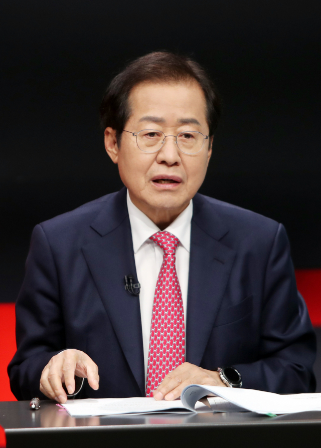 국민의힘 홍준표 후보가 27일 오후 강원 춘천시 동면 G1 강원민방에서 열린 국민의힘 대선 경선 강원지역 합동토론회에 참석해 발언하고 있다. 연합뉴스